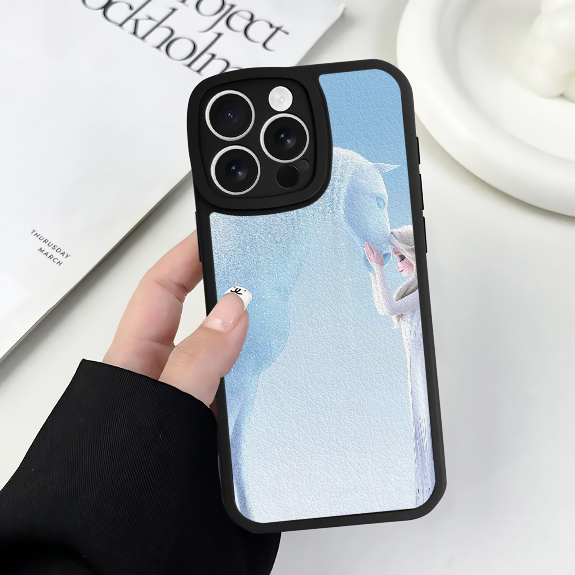 （画像用） アナと雪の女王 アンナ エルサ Frozen Anna Elsa 【iPhone 16シリーズ対応】シリコンスマホケース（レザー調） 材質：シリコン